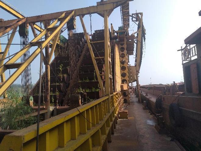 江西九江一艘大型采砂船拍卖被人2057万元买下